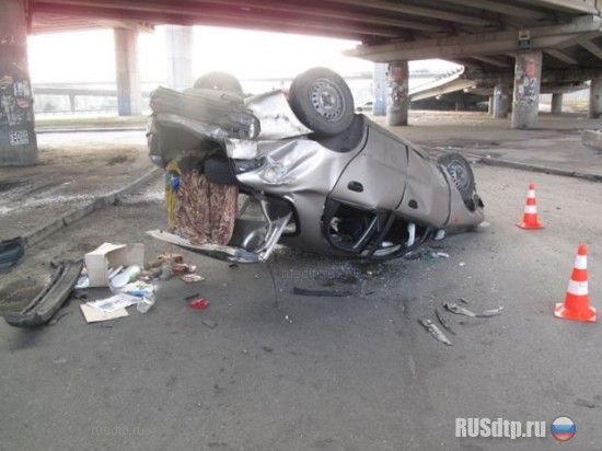 В Киеве «Ланос» упал с моста