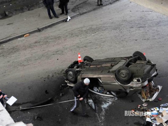 В Киеве «Ланос» упал с моста