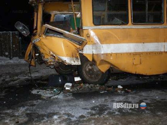В Пскове Subaru протаранил автобус