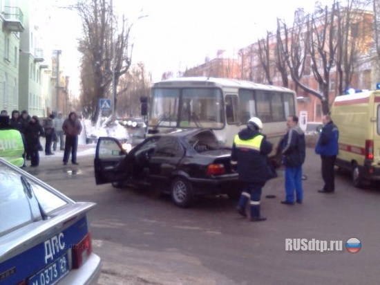 БМВ залетел под маршрутку ПАЗ