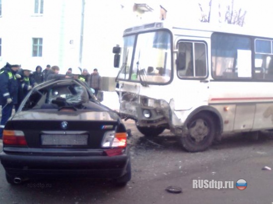 БМВ залетел под маршрутку ПАЗ