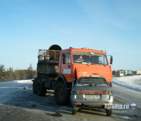 ВАЗ-2111 врезался в КАМАЗ