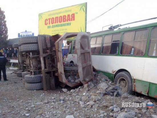 В Алуште перевернулся грузовик