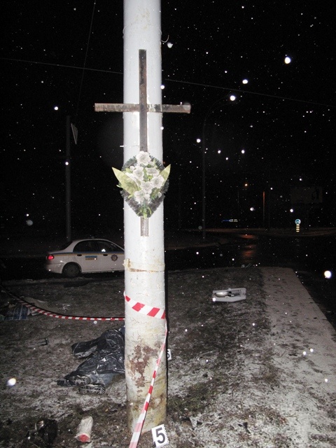 В Киеве «Ланос» врезался в столб: двое погибли