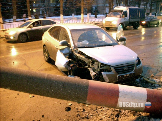 Hyundai Elantra снес столб в Нижнем Новгороде