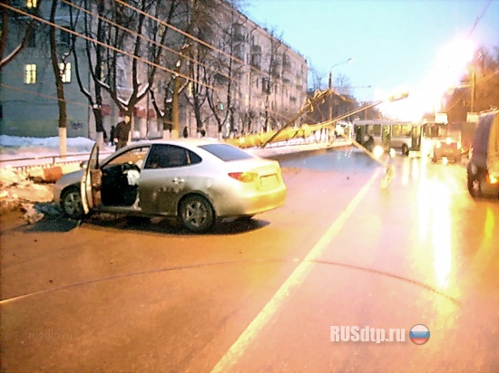 Hyundai Elantra снес столб в Нижнем Новгороде
