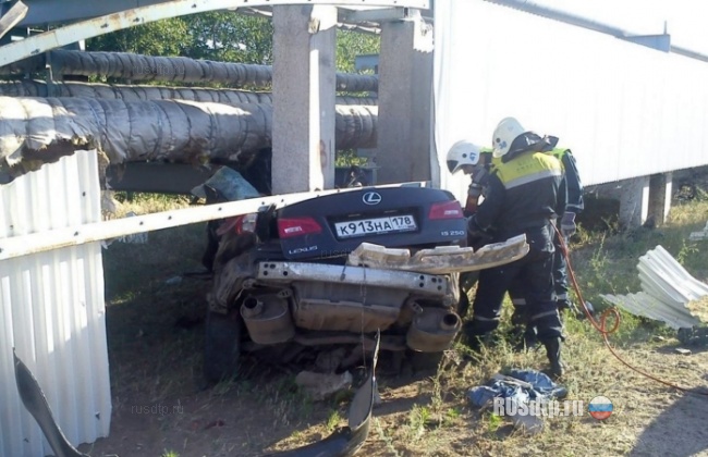 «Лексус» влетел в бетонную опору: погибли четверо