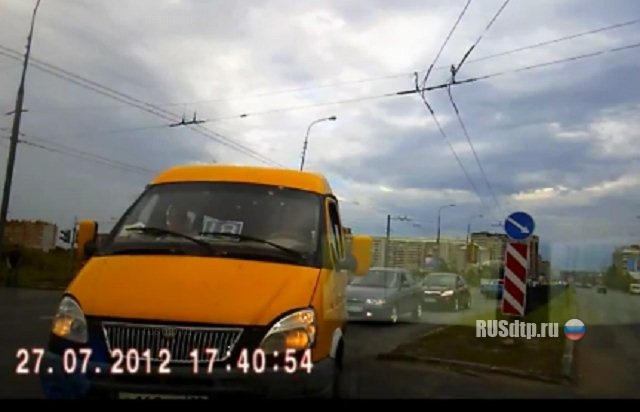Виталий по правилам едет .