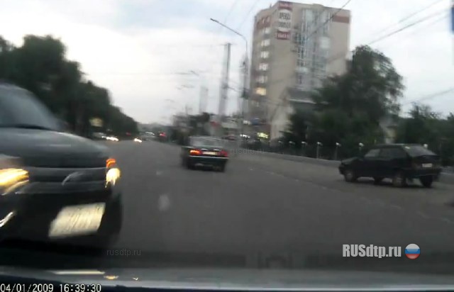 В Воронеже перевернулись две машины.