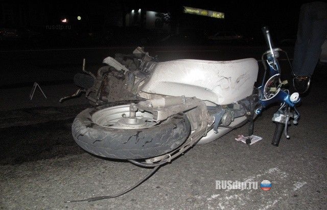 Двое на скутере убились об БМВ