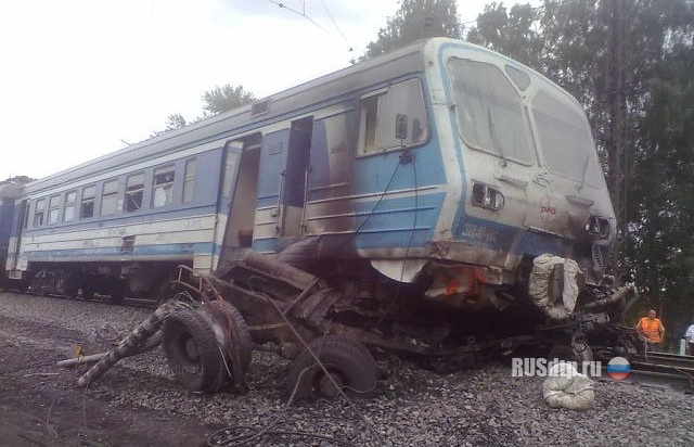 МАЗ столкнулся с поездом