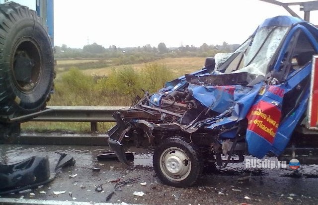 Автомобилист погиб при столкновении с грузовиком под Вологдой