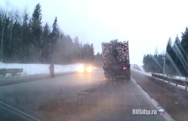 У лесовоза сорвало колесо У лесовоза сорвало колесо