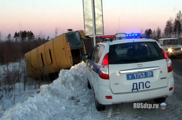 Протаранил школьный автобус