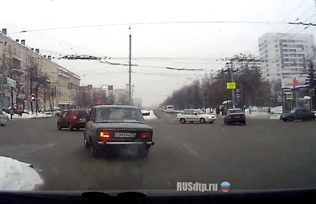 ДТП с участием Nexia и Mercedes в Челябинске