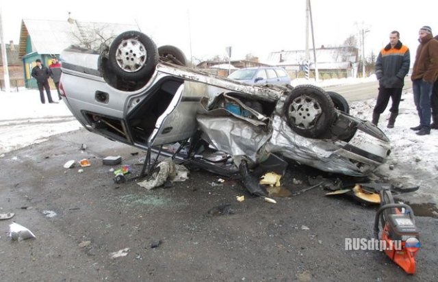 Столкнулись Toyota и Renault: 2 человека пострадали