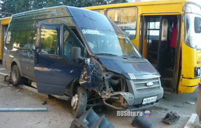 В Брянске столкнулись автобус и маршрутка