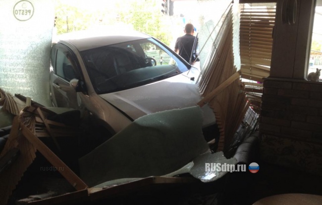 Въехала в пиццерию