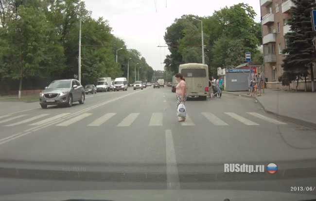Водитель \»спас\» даму на переходе — 2