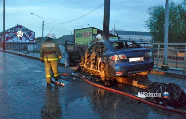 Автомобиль сгорел вместе с водителем и пассажиром