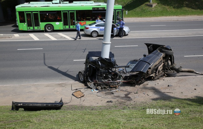 БМВ порвало об столб в Минске