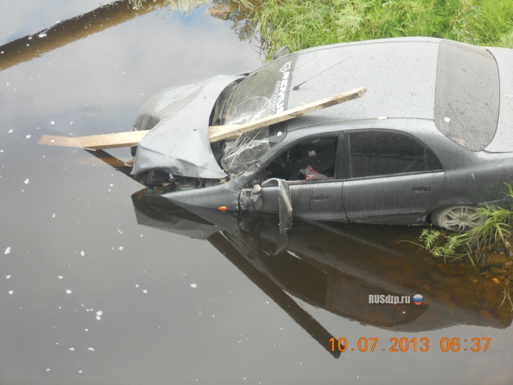 Река на слово упал. Дерево упало на машину Москва ВАЗ 2104 В 2023.
