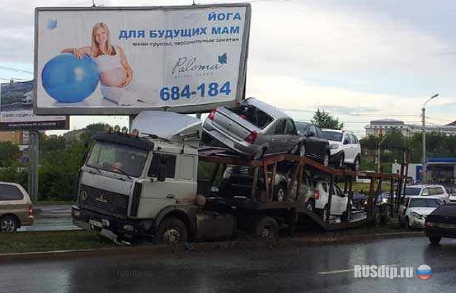 Автовоз врезался в рекламный щит