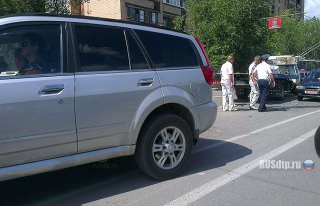 В Волгограде иномарка столкнулась со свадебным кортежем и троллейбусом