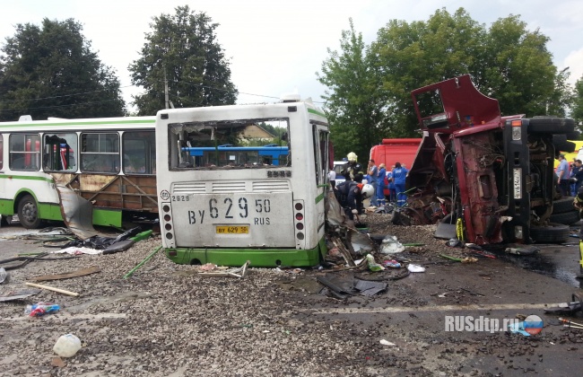 Кадры страшной аварии под Подольском - погибли 18 человек