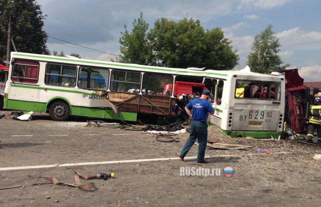 Кадры страшной аварии под Подольском &#8212; погибли 18 человек