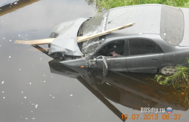 Бесправный водитель на «Запорожце» упал в реку