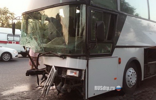 Столкновение автобуса и ВАЗ-2107 в Ростовской области