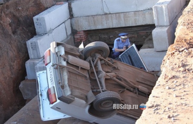 ВАЗ в яме ВАЗ в яме