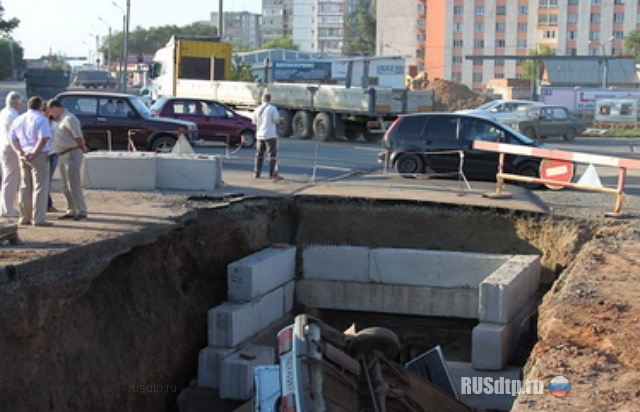 ВАЗ в яме ВАЗ в яме