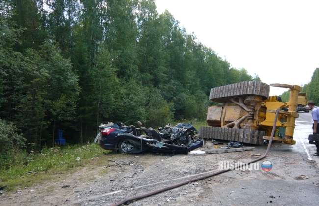 В Кировской области бульдозер раздавил легковушку с семьей