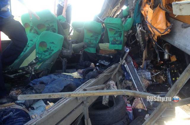 Более 10 человек погибли в лобовом столкновении грузовика и автобуса