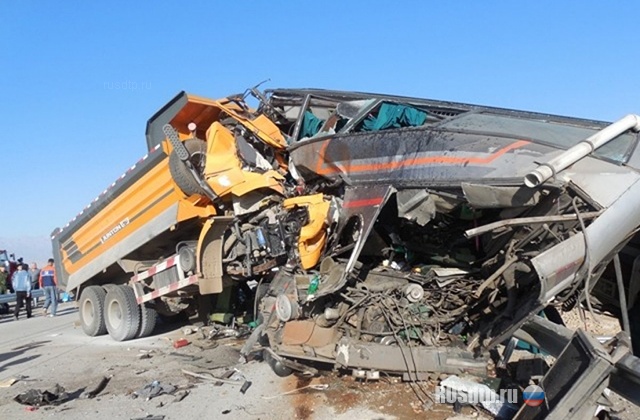 Более 10 человек погибли в лобовом столкновении грузовика и автобуса