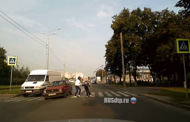 Чуть не сбил Чуть не сбил