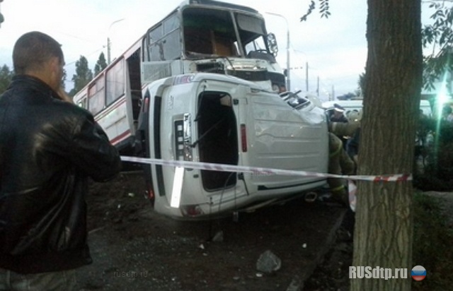 В Оренбурге автобус с пассажирами перевернул иномарку