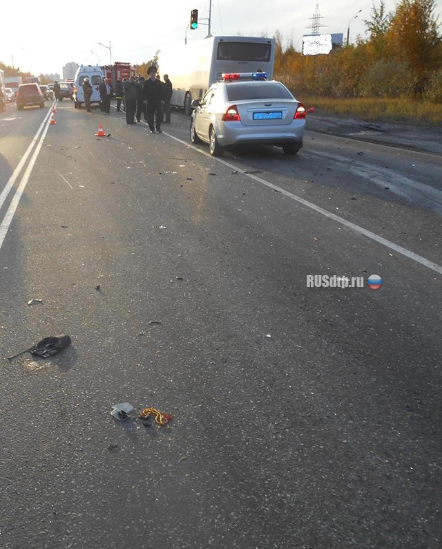 В столкновении с автобусом погибли 2 человека