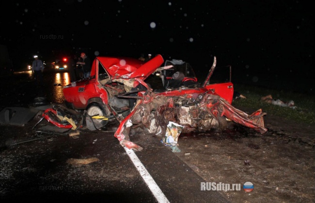 Трое погибли в лобовом столкновении ВАЗа с грузовиком