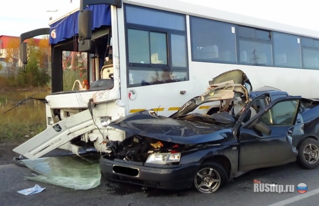 В столкновении с автобусом погибли 2 человека