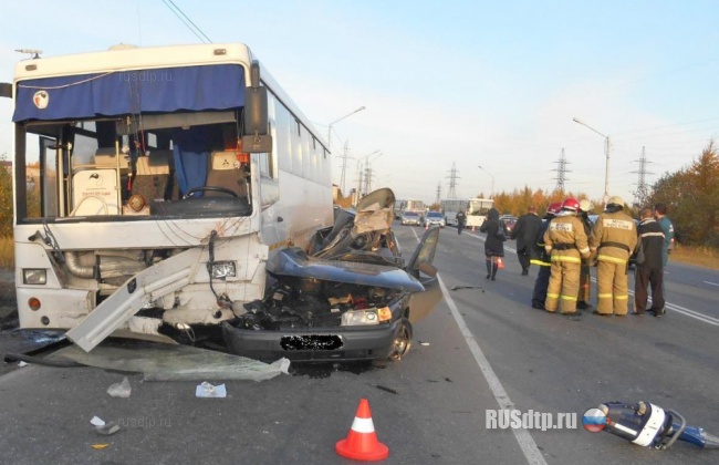 В столкновении с автобусом погибли 2 человека