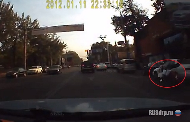 Толкнул мопедиста