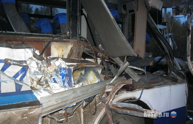 Авария автобуса и грузовика Авария автобуса и грузовика