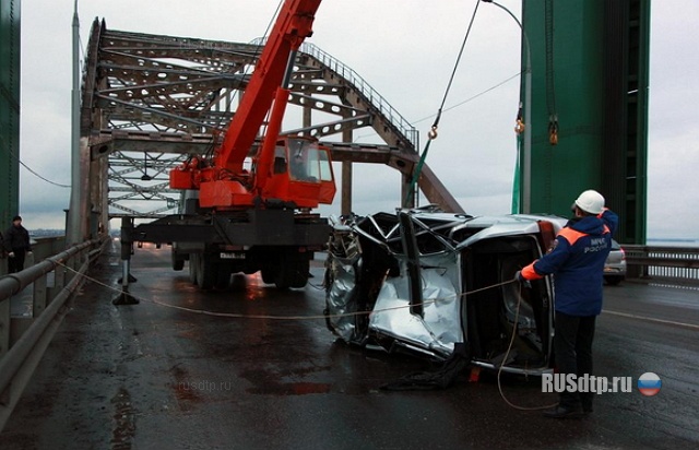 В Архангельске поднят автомобиль, упавший с моста