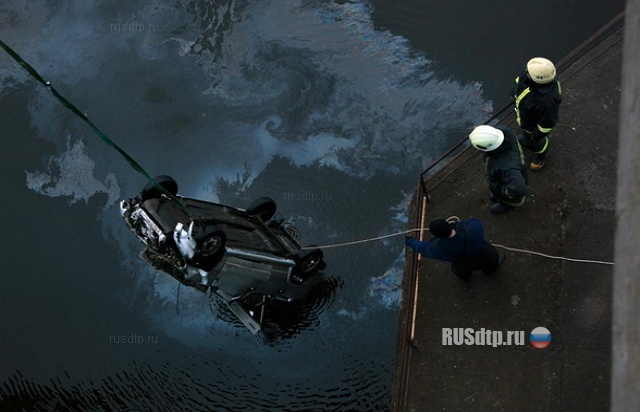 В Архангельске поднят автомобиль, упавший с моста