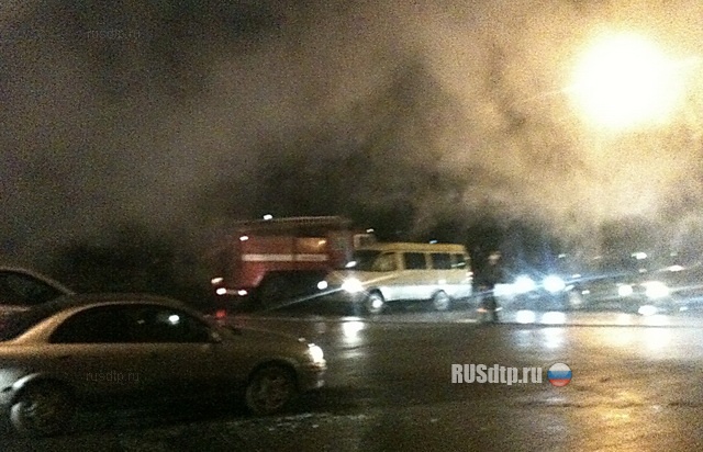 Пылающий автобус перед мэрией Омска