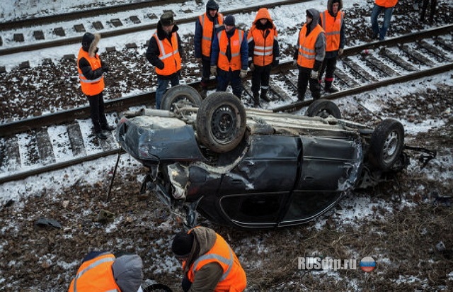 Тойота бросилась под электричку