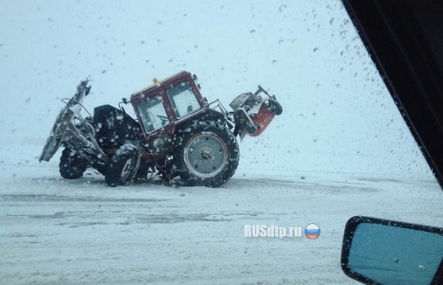 На Оренбургской трассе столкнулись трактор и Приора
